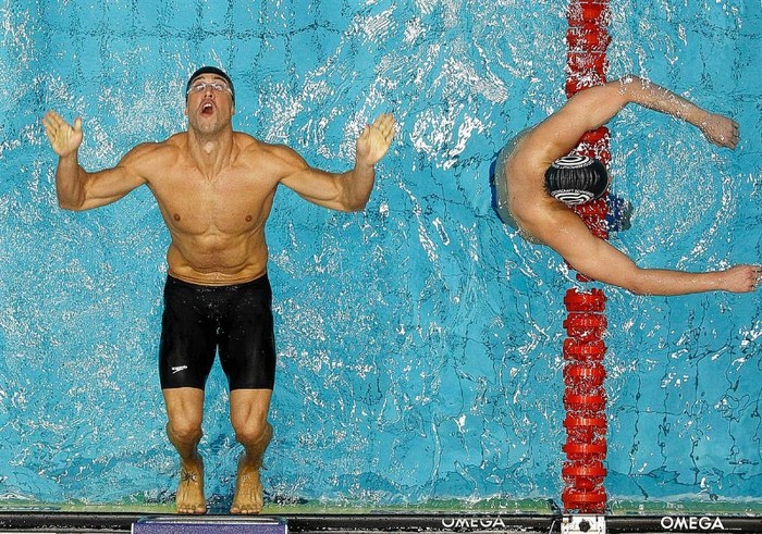 Guilherme Guido (trái, Brazil) xuất phát ở nội dung bơi ngửa 100m nam tại Cúp vô địch thế giới FINA ở Berlin, Đức.